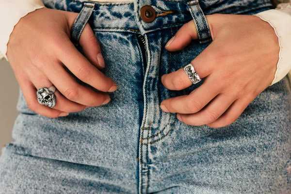 Mão Mulher Com Anel Jeans — Fotografia de Stock