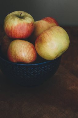 Ahşap masa üzerinde kase taze elma