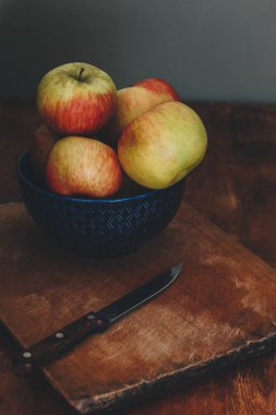 Ahşap masa üzerinde kase taze elma