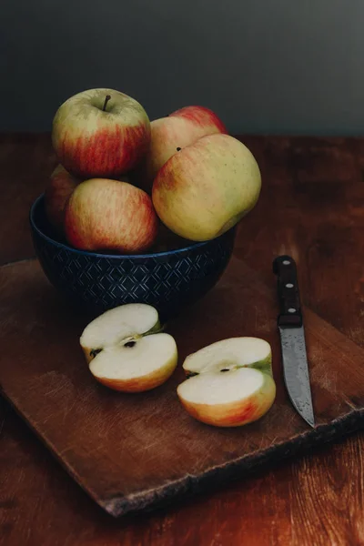 Apel Segar Dalam Mangkuk Atas Meja Kayu — Stok Foto