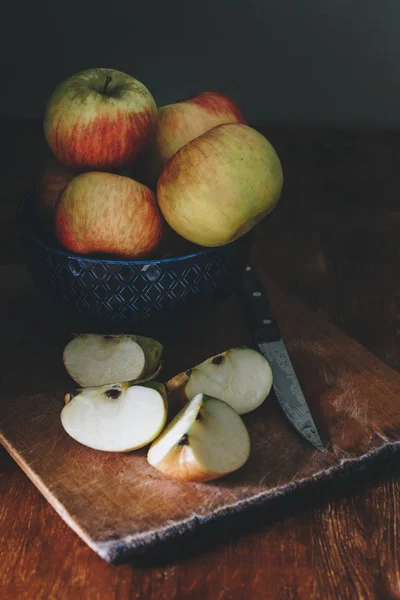 Apel Segar Dalam Mangkuk Atas Meja Kayu — Stok Foto