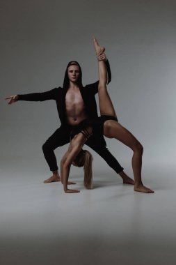 İki genç modern bale dansçıları gri studio arka plan üzerinde poz