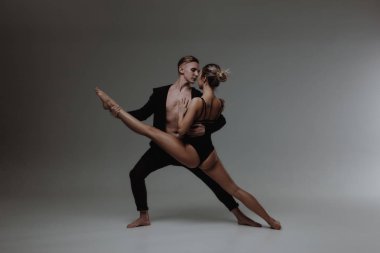 İki genç modern bale dansçıları gri studio arka plan üzerinde poz