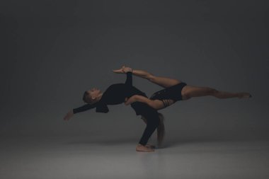 İki genç modern bale dansçıları gri studio arka plan üzerinde poz