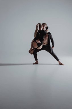 İki genç modern bale dansçıları gri studio arka plan üzerinde poz