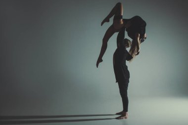 İki genç modern bale dansçıları gri studio arka plan üzerinde poz