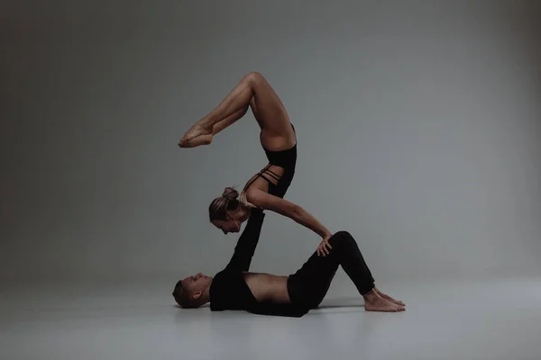 Két Fiatal Modern Balett Táncosok Pózol Mint Szürke Stúdió Háttere — Stock Fotó