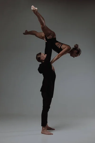 Two Young Modern Ballet Dancers Posing Gray Studio Background — Stock Photo, Image