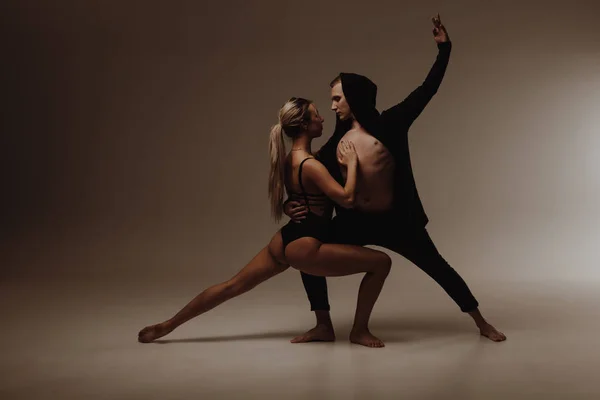 Dois Jovens Bailarinos Modernos Posando Sobre Fundo Estúdio Cinza — Fotografia de Stock