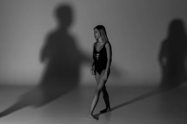 Zeitgenössische Tänzerin Posiert Auf Grauem Hintergrund Mit Schatten — Stockfoto