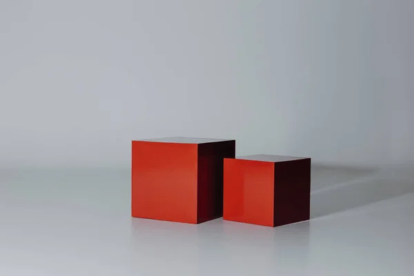 Dos Cubos Rojos Sobre Fondo Blanco — Foto de Stock