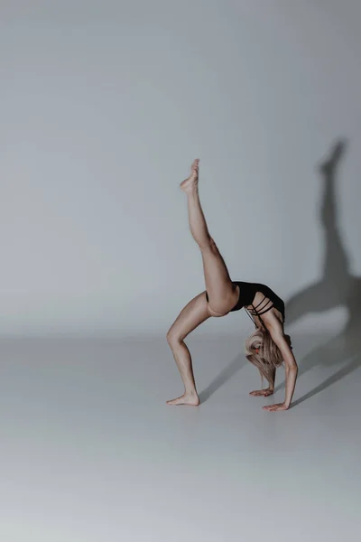 Mulher Dançarina Estilo Contemporâneo Posando Estúdio Fundo Cinza — Fotografia de Stock