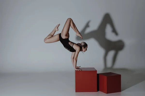 Σύγχρονο Στυλ Γυναίκα Χορεύτρια Θέτοντας Studio Γκρι Φόντο — Φωτογραφία Αρχείου