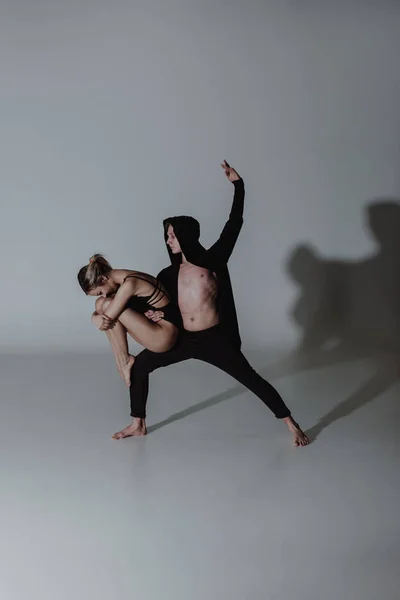 Deux Jeunes Danseurs Ballet Modernes Posant Sur Fond Studio Gris — Photo