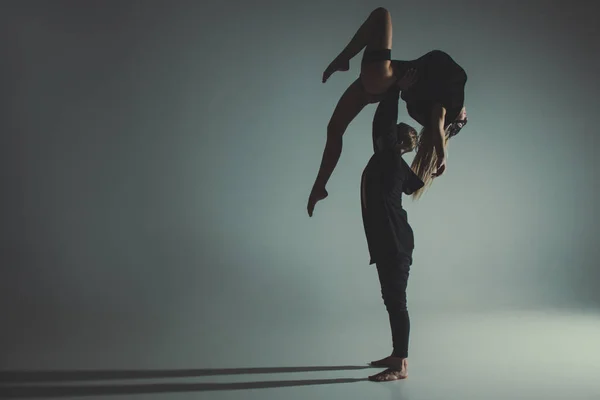 Deux Jeunes Danseurs Ballet Modernes Posant Sur Fond Studio Gris — Photo