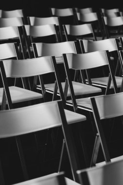 Boş odada beyaz plastik oturma sıraları