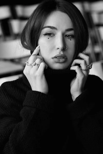 Retrato Blanco Negro Una Mujer Joven Jersey Cuello Alto — Foto de Stock