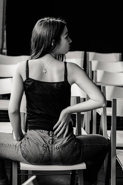 Jeune Femme Jeans Dans Une Salle Conférence Vide — Photo