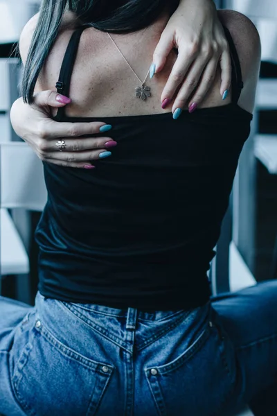 自分を抱き締めるブルー ジーンズの若い女性の背面図 — ストック写真