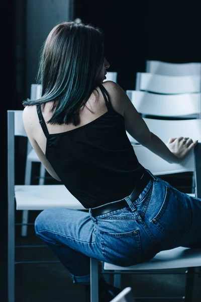 Young Woman Blue Jeans Empty Conference Hall — Stock Photo, Image