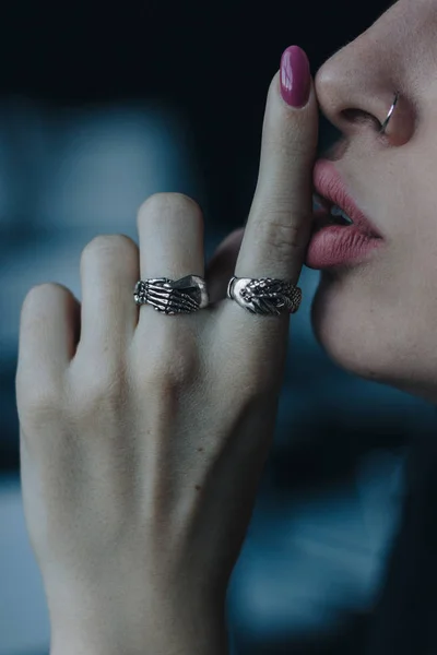 Δάχτυλο Ασημένιο Δαχτυλίδι Στα Χείλη Γυναίκα — Φωτογραφία Αρχείου