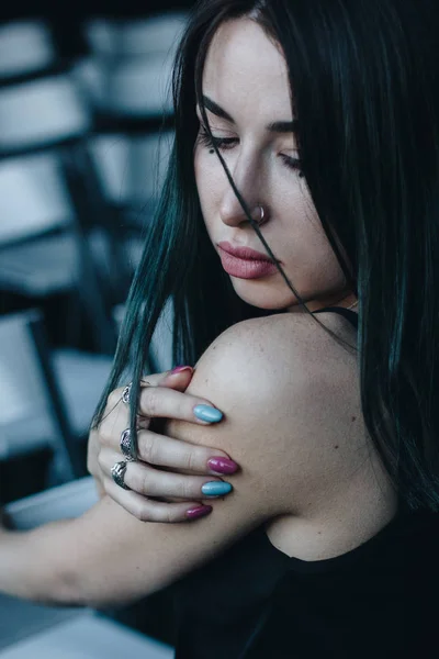 Retrato Mujer Joven Caucásica Con Piercing Nariz — Foto de Stock