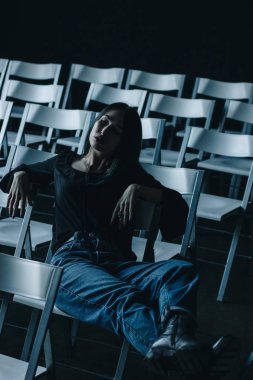 Siyah bluz ve kot boş konferans salonunda genç kadın