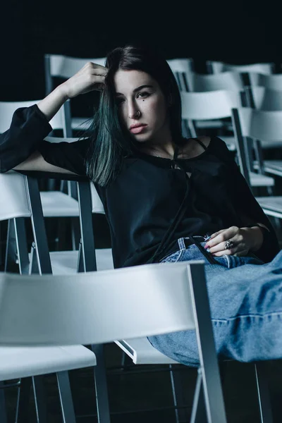Young Woman Black Blouse Blue Jeans Empty Conference Hall — Stock Photo, Image