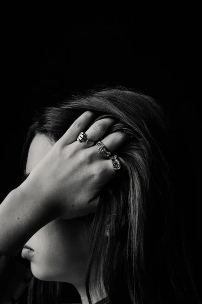 Mujer Escondiendo Cara Con Mano Con Anillos — Foto de Stock