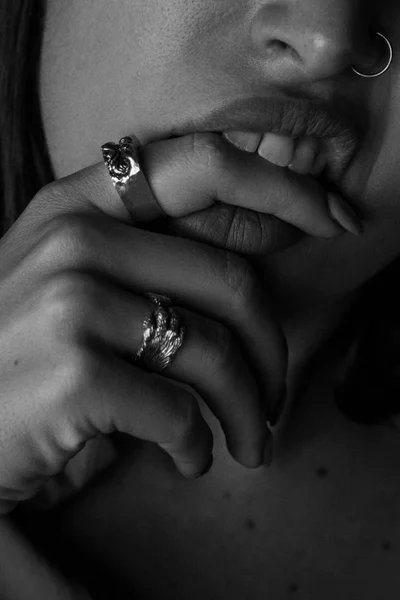 Κοντινό Πλάνο Γυναίκα Πρόσωπο Και Χέρι Ασημένια Δαχτυλίδια — Φωτογραφία Αρχείου