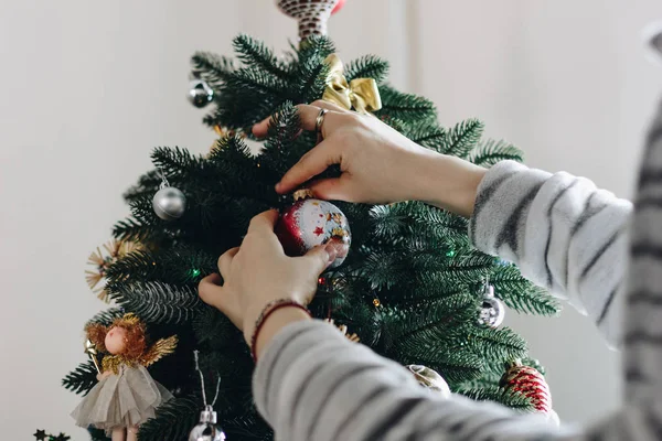 Close Beeld Van Vrouw Handen Kerstboom Versieren — Stockfoto