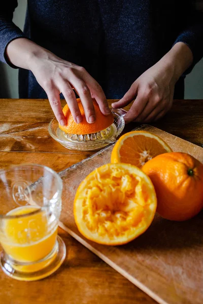 Kezét Szorította Narancsot Friss Gyümölcslé — Stock Fotó