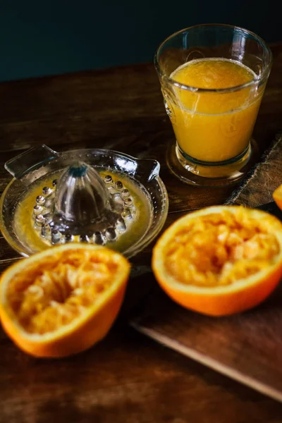 Magas Szög Kilátás Narancs Gyümölcslé Sajtológép Fából Készült Asztal — Stock Fotó