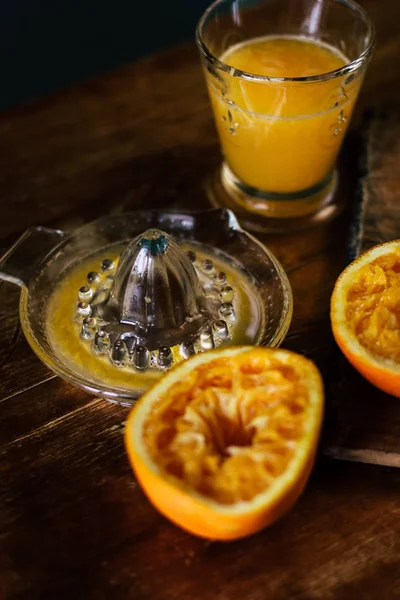 Magas Szög Kilátás Narancs Gyümölcslé Sajtológép Fából Készült Asztal — Stock Fotó