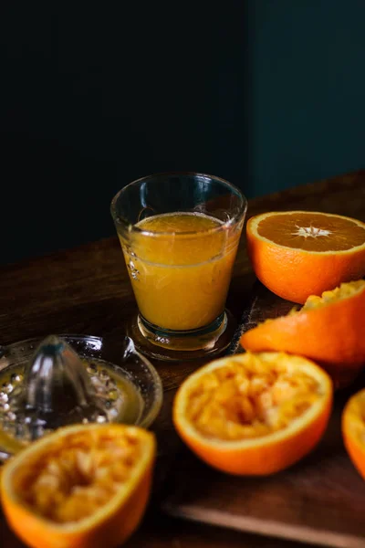 Narancs Gyümölcslé Fából Készült Asztal Sajtológép — Stock Fotó