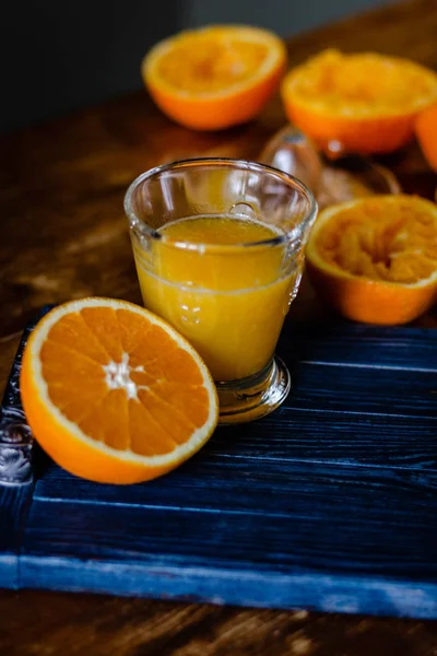 Narancs Gyümölcslé Fából Készült Asztal Sajtológép — Stock Fotó