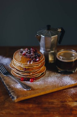 Akçaağaç şurubu ve kızılcık ve kahve ile pancakes ile lezzetli breakfast