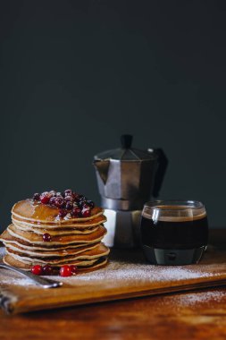 Akçaağaç şurubu ve kızılcık ve kahve ile pancakes ile lezzetli breakfast
