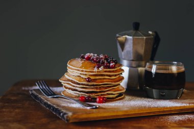 Akçaağaç şurubu ve kızılcık ve kahve ile pancakes ile lezzetli breakfast
