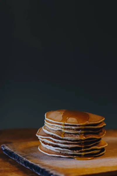 Στοίβα Από Pancakes Σιρόπι Σφενδάμου Στη Ξύλινη Σανίδα — Φωτογραφία Αρχείου