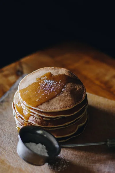 Stack Pancakes Honey Sugar Powder Wooden Board — Stockfoto
