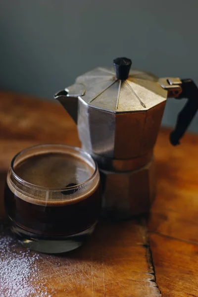 木桌上的一杯咖啡和摩卡锅 — 图库照片