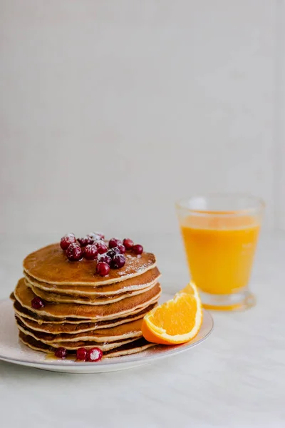 Pilha Panquecas Com Cranberries Xarope Bordo Suco Laranja Sobre Fundo — Fotografia de Stock