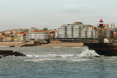 Porto, Portekiz Douro Nehri'nin ağzında eski deniz feneri ve granit iskelede