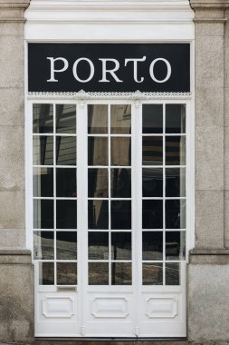 Beyaz ön kapı şehrin Porto, Portekiz