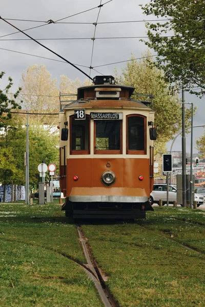 Трамвай Над Драматичні Небо Порту Португалія Ліцензійні Стокові Зображення