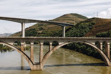 Köprüler Pezosu da Regua Alto Douro şarap bölgesinde, Portekiz Douro Nehri üzerinde