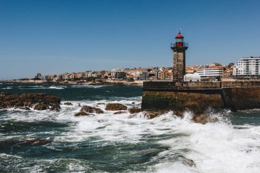 Porto, Portekiz Douro Nehri'nin ağzında eski deniz feneri ve granit iskelede