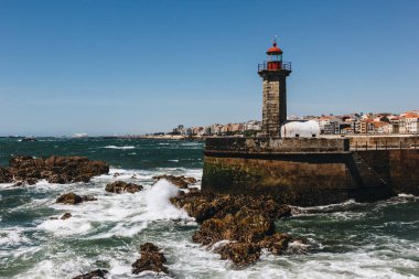 Porto, Portekiz Douro Nehri'nin ağzında eski deniz feneri ve granit iskelede