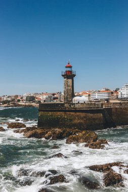 Porto, Portekiz Douro Nehri'nin ağzında eski deniz feneri ve granit iskelede